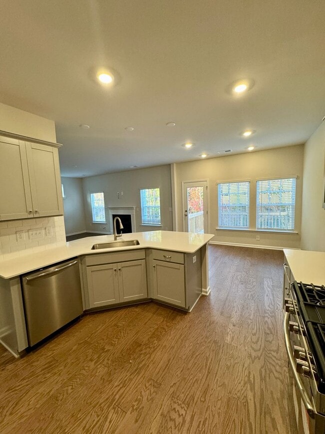 Building Photo - 4BR/2.5BA in Steel Creek's Brightwater Neighborhood