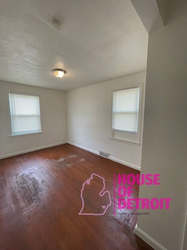 Building Photo - Summer Special~ 3 BEDROOM | 1 BATH | FREE ...