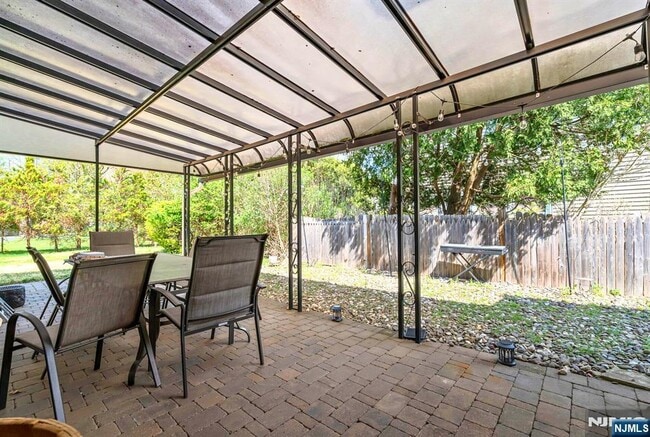 Building Photo - 542 Nagle St