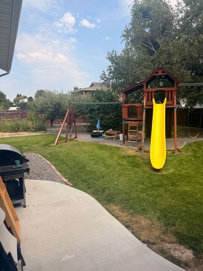 Building Photo - 304 Palomino Dr