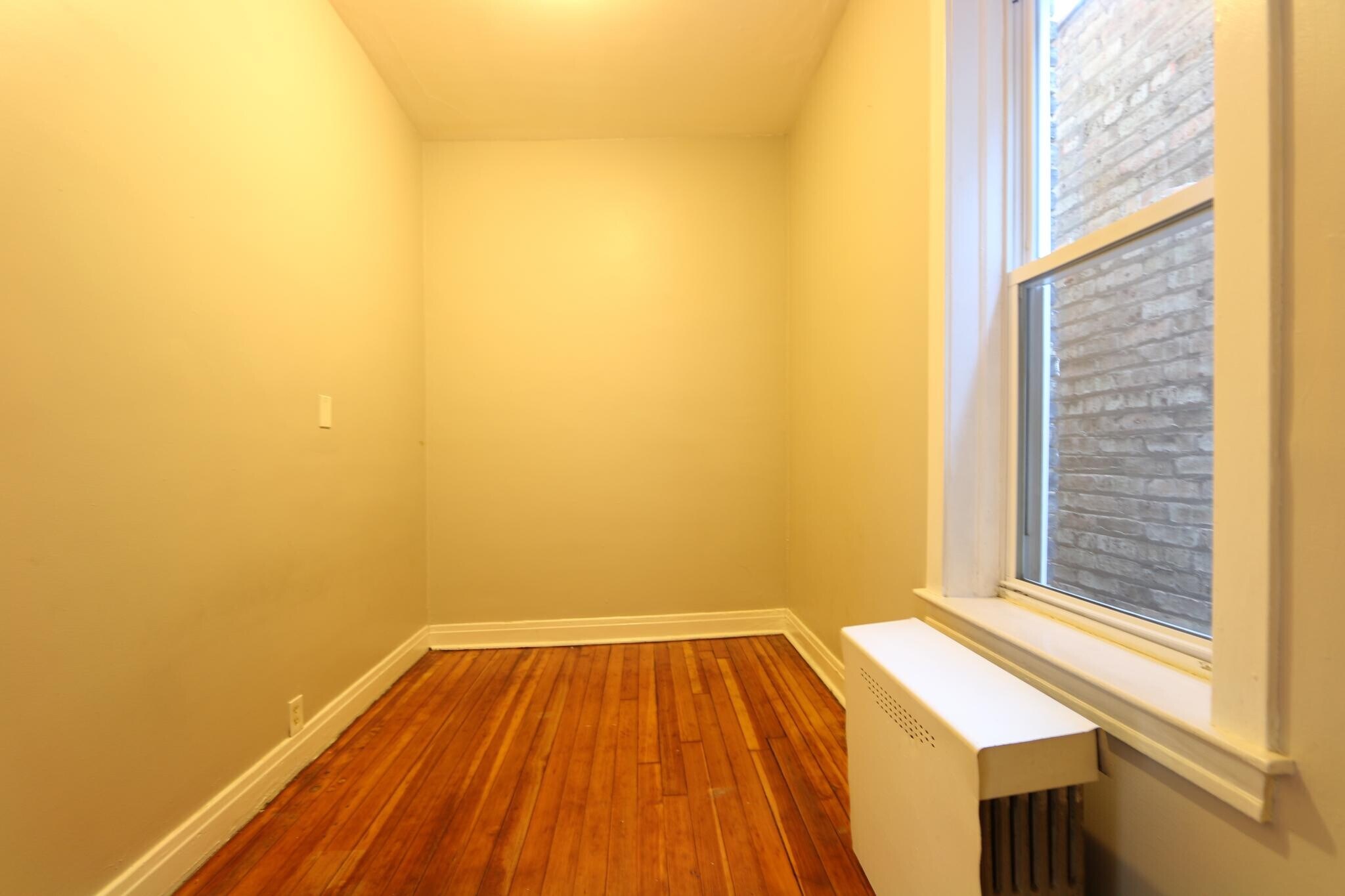 Building Photo - 2440 S Oakley Ave