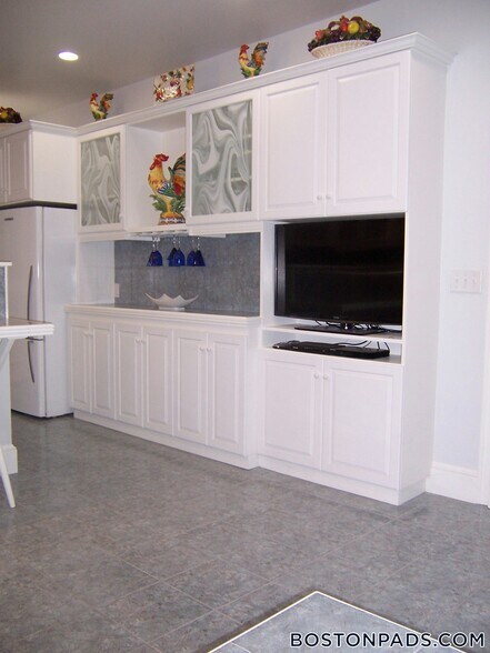 Building Photo - 188 Maverick St