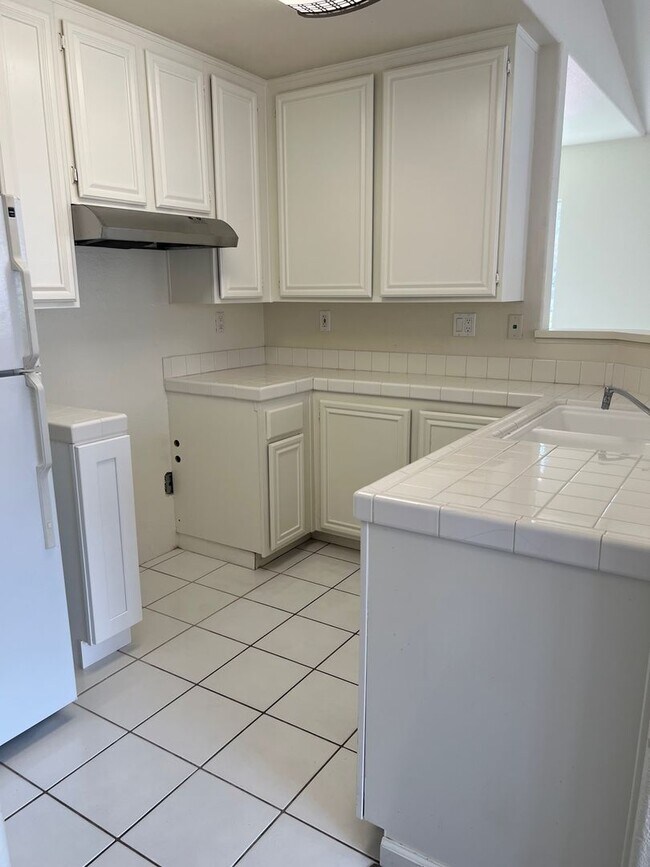 Building Photo - Wonderful 2 bedroom, 2 Bath Condo!  Single...