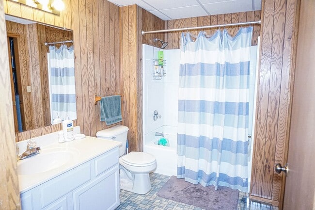 Building Photo - 3-Bedroom, 2-bath House With Fenced-in Yar...