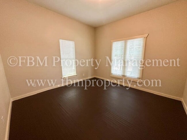 Building Photo - 741 W Park Ave