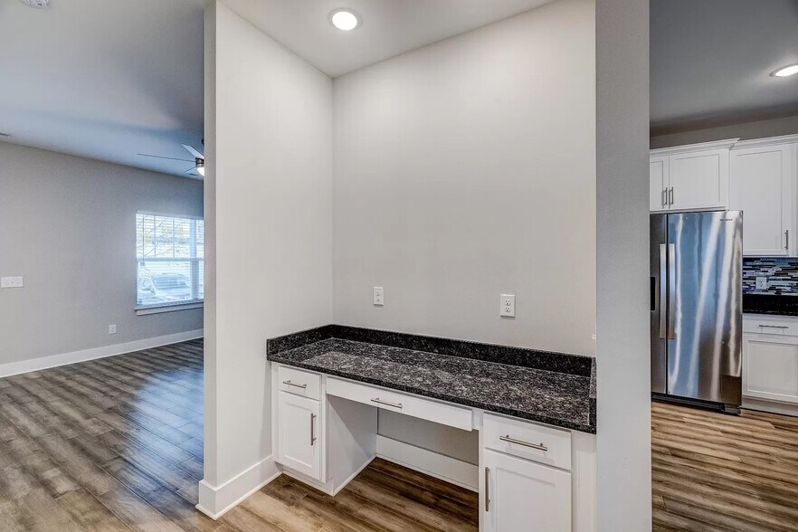 Building Photo - 2129 Bayport Ave