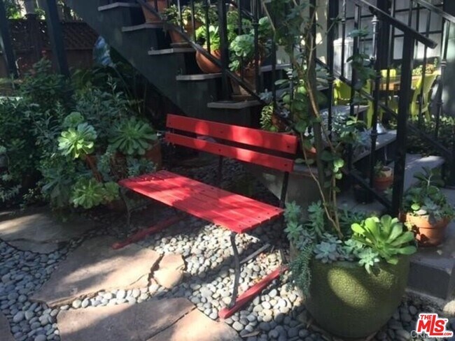 Building Photo - 601 Sweetzer Ave