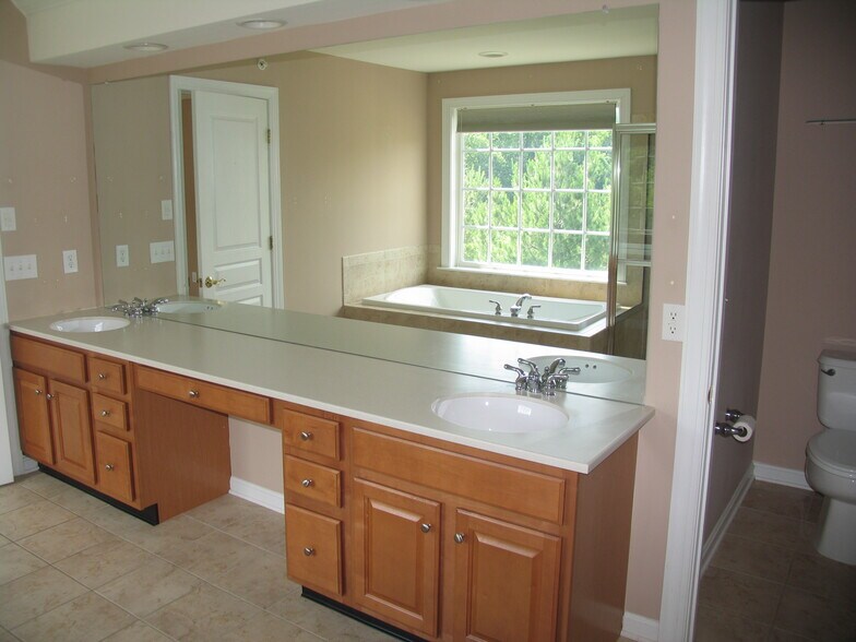 Building Photo - 2812 River Willow Dr