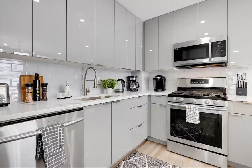 Building Photo - 136 35th St