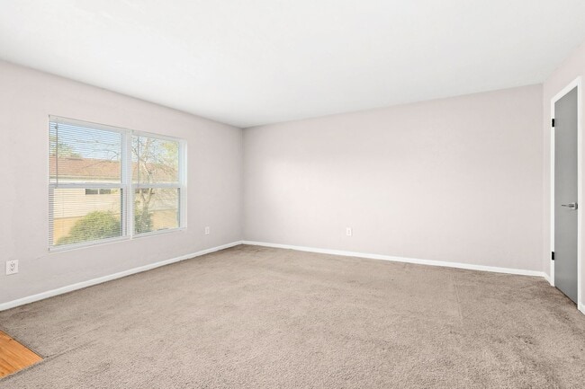 Building Photo - 2 Bed 1.5 Bath Condo