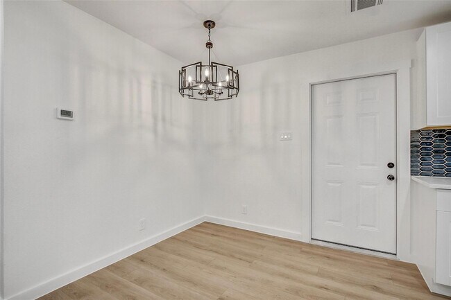 Building Photo - 1402 Valleyridge Cir