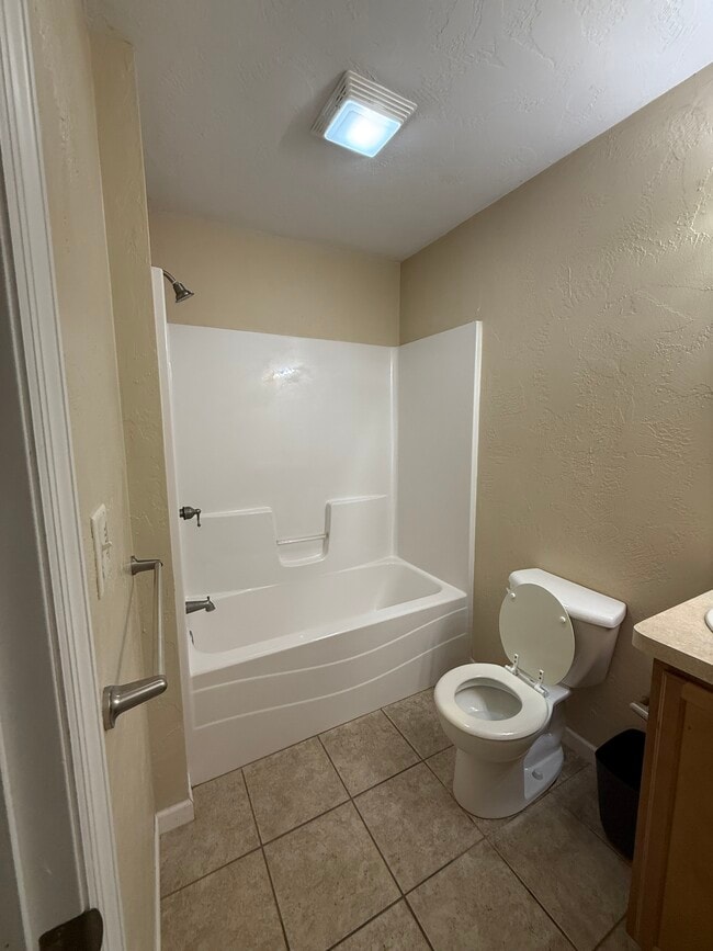 Building Photo - 527 W Harper St