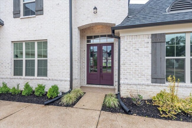Building Photo - Like New 6 BR/ 4.5 BA in Lakeland