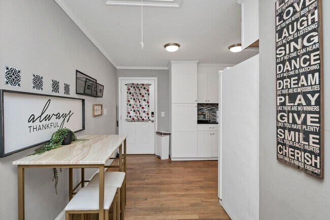 Building Photo - Walkable State Street Gem in the Heart of West Columbia