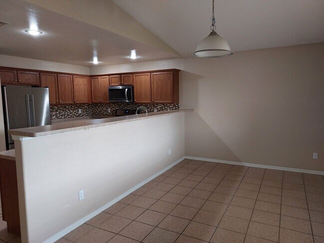 Building Photo - Beautiful 3 Bedroom Home in Legends West