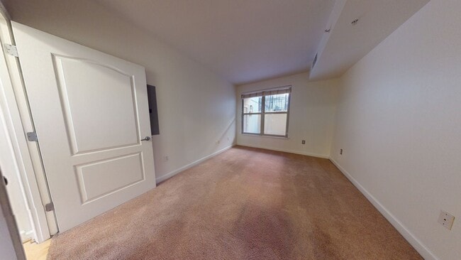 Building Photo - Logan Circle One Bedroom One Bath With Lar...