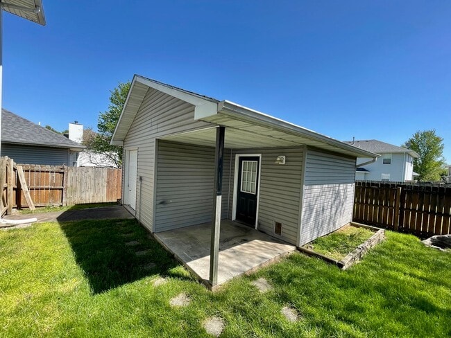 Building Photo - Beautiful 2 story, 5 bedroom, 3 bath home available NOW!