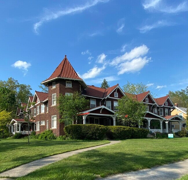 PearlErma Townhouses - 1141 Lakeland Ave