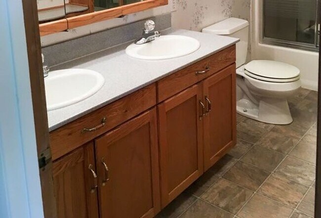 Building Photo - 516 N Willson Ave