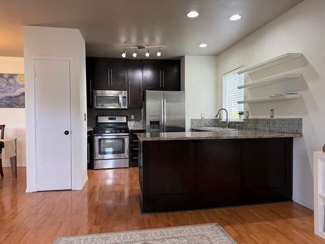 Building Photo - Amazing 3 bd Condo in Fircrest