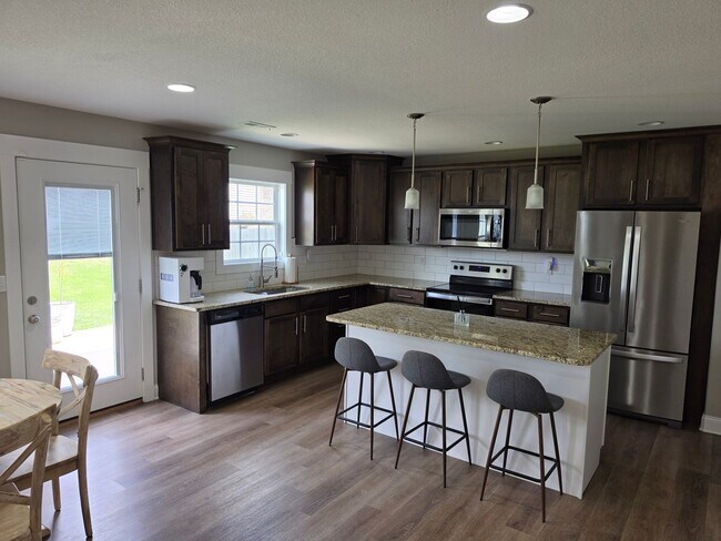 Building Photo - 3/2.5 home in beautiful Jonesborough