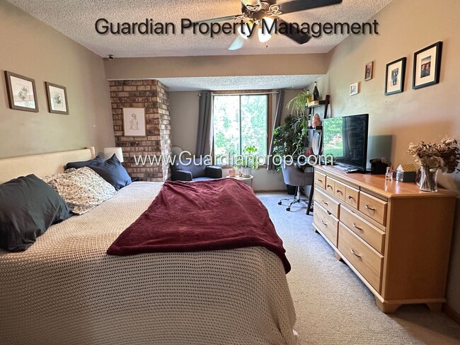 Building Photo - St Louis Park 2 Bedroom Town Home, Dishwasher, 1 Car Garage, Central Air, W/D
