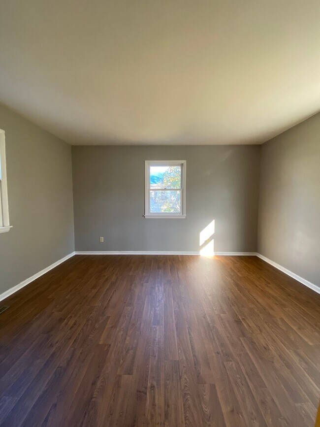 Building Photo - 3 Bedroom Home in Elkhart with Garage and ...