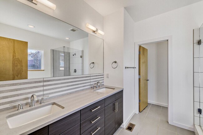 Building Photo - Bright Contemporary 3 Bedroom 2 Bath - August 1st!