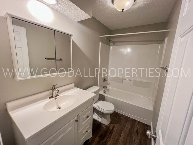 Building Photo - 4 Bedroom 2 Bathroom Home in Altoona