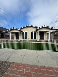 Building Photo - MUST SEE!!