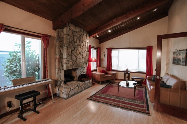 Building Photo - 1632 Siskiyou Dr