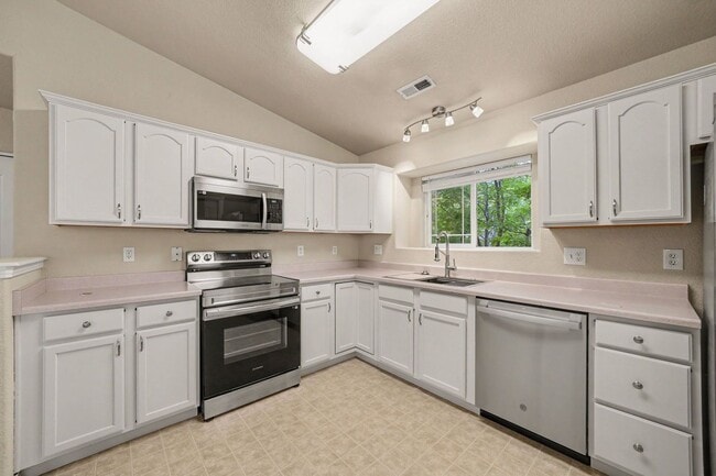 Building Photo - 1431 Madison Ridge Heights