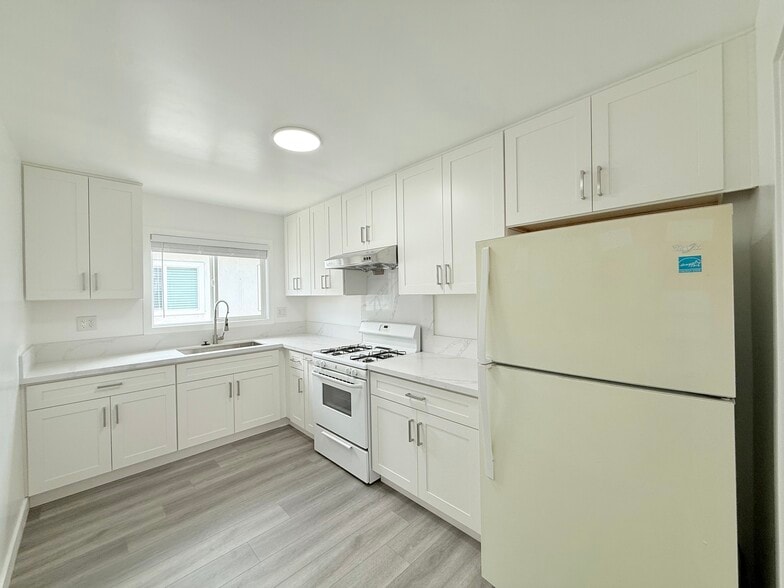 Kitchen - 5332 Rosemead Blvd