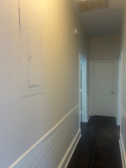 Building Photo - 520 E Hall Ln
