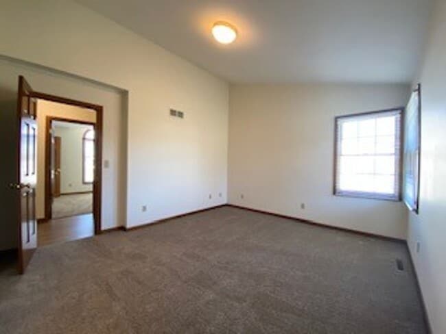 Building Photo - 3 Bedroom/2 Bathroom Home in the Gardens!