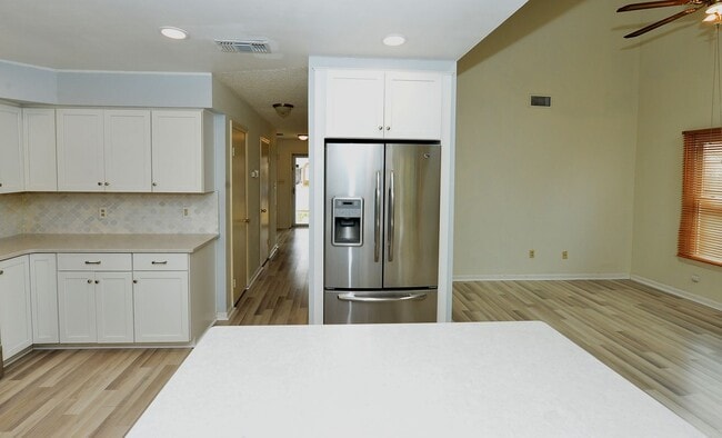 Building Photo - Gourmet Kitchen!