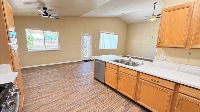 Building Photo - 3846 Waynesvill St