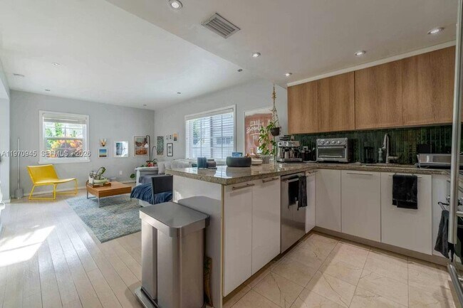 Building Photo - 1061 Michigan Ave