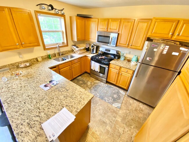 Building Photo - 3 Bedroom Townhome VT Available 8/1!