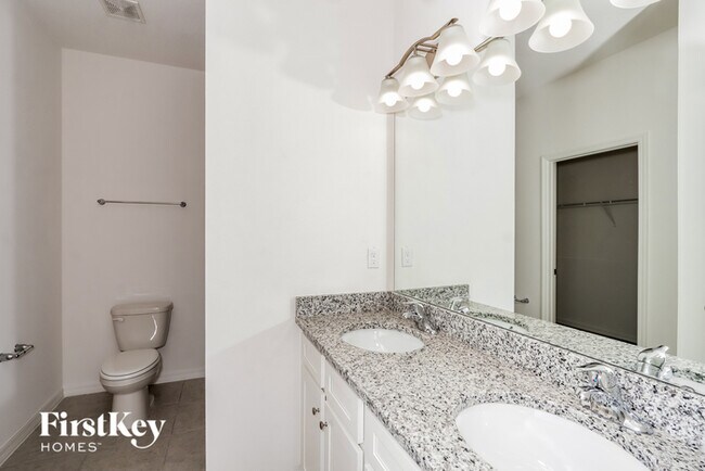 Building Photo - 418 Reina Wy