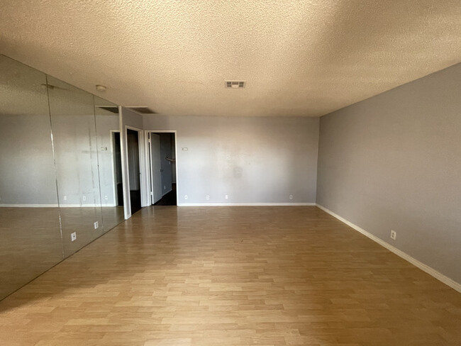 Building Photo - Well Maintained Condo in La Cresenta