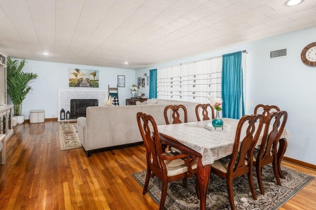 Building Photo - 711 Country Club Rd