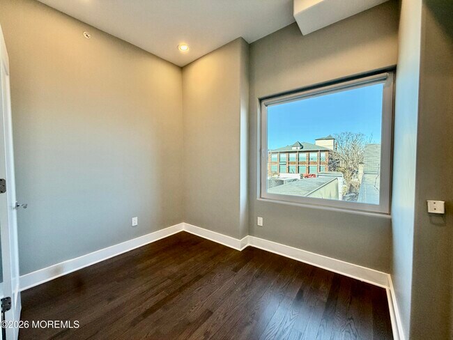 Building Photo - 909 Asbury Ave