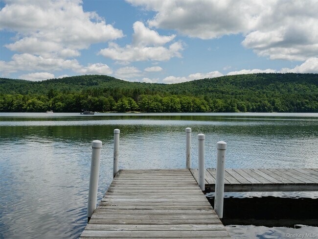 Building Photo - 121 Queechy Lake Dr