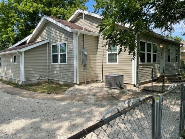 Building Photo - PRE-LEASING! Beautiful 3 Bedroom 2 Bath 2 Living Areas + Detached 1 Car Garage/ Workshop