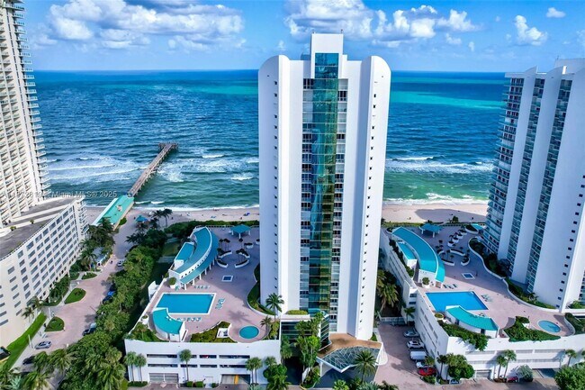 Building Photo - 16485 Collins Ave