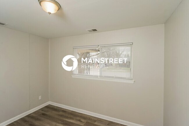 Building Photo - 3 Bedroom Pet-Friendly Home in Louisville,...