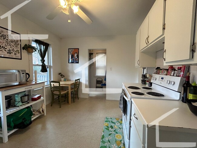 Building Photo - Large, 3 bed in Oak Square