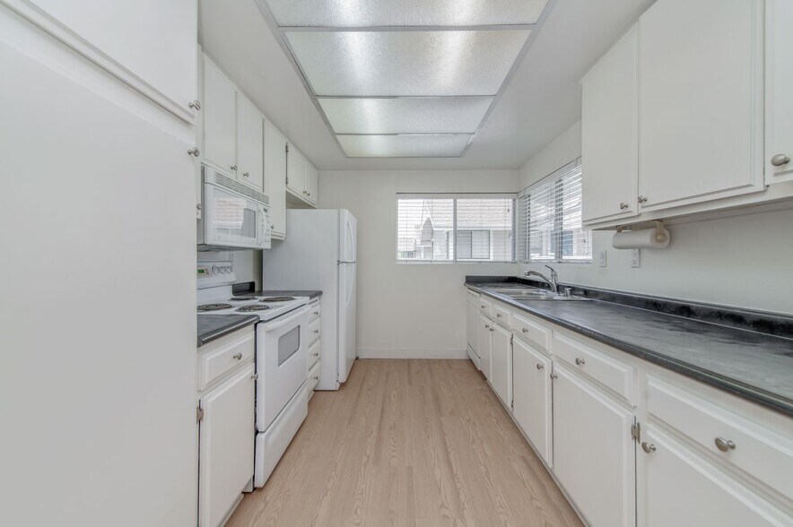 Building Photo - 165 Tarocco