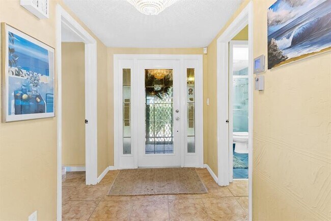 Building Photo - 3015 N Palm Aire Dr